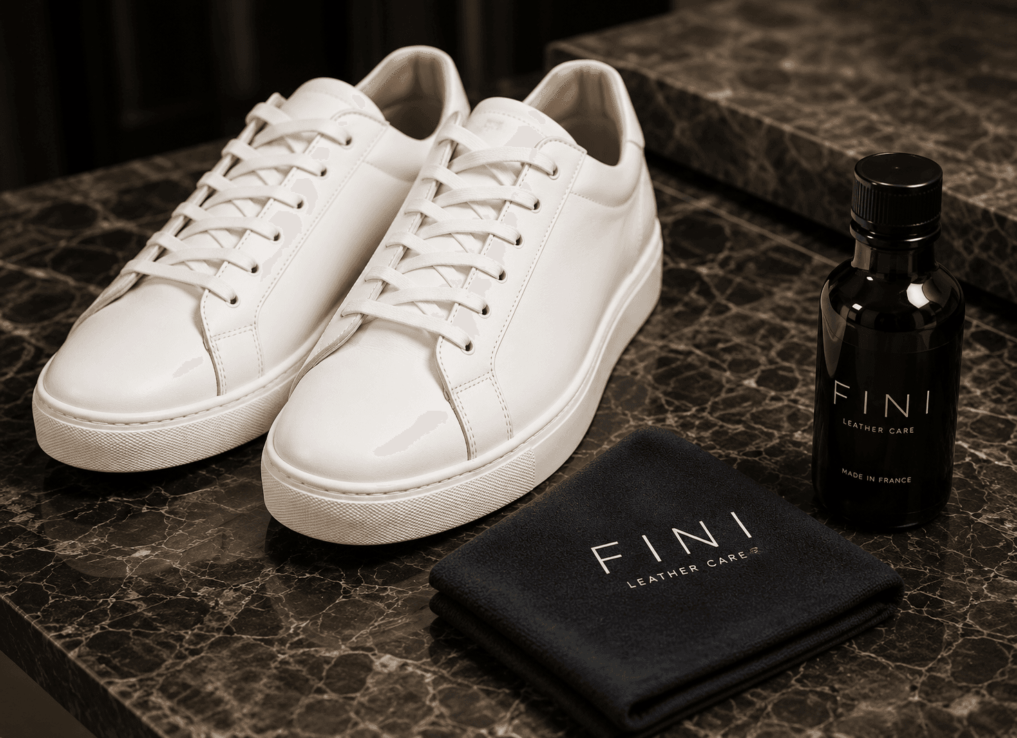 Giày sneaker da trắng và sản phẩm bảo vệ da FINI