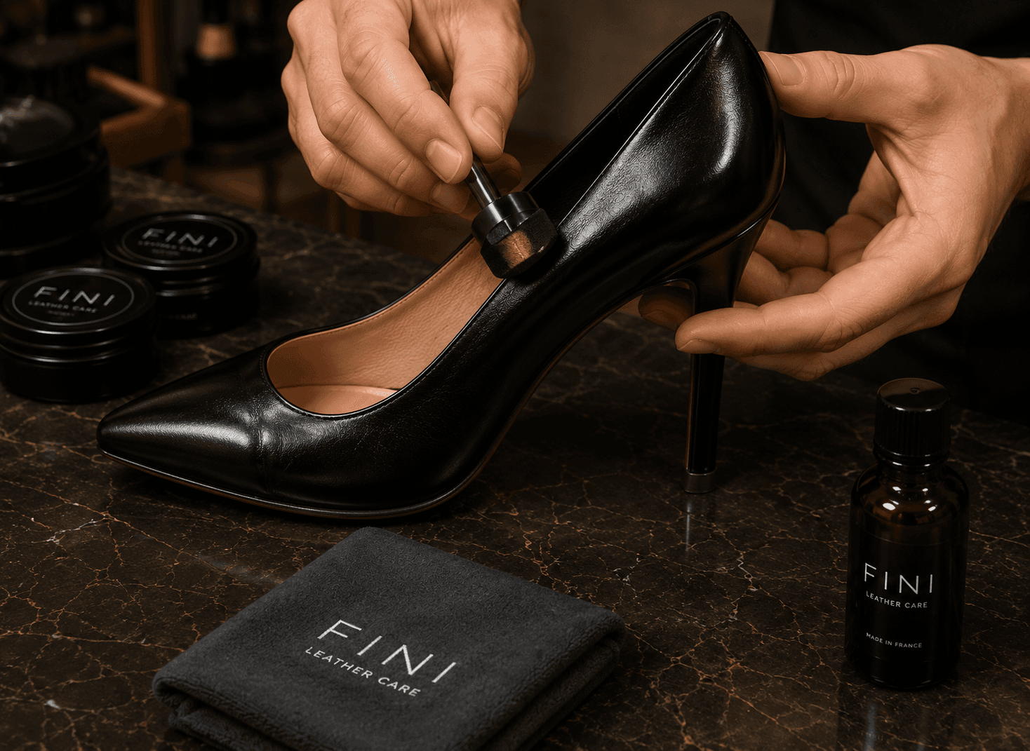 Kỹ thuật viên phục hồi giày cao gót tại atelier
